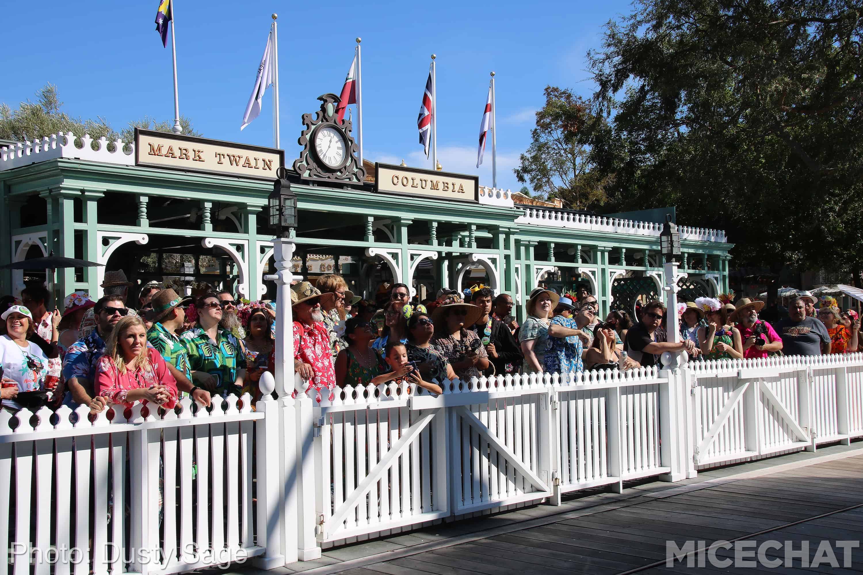 , Disneyland Photo Updates: Fall Into Construction Walls