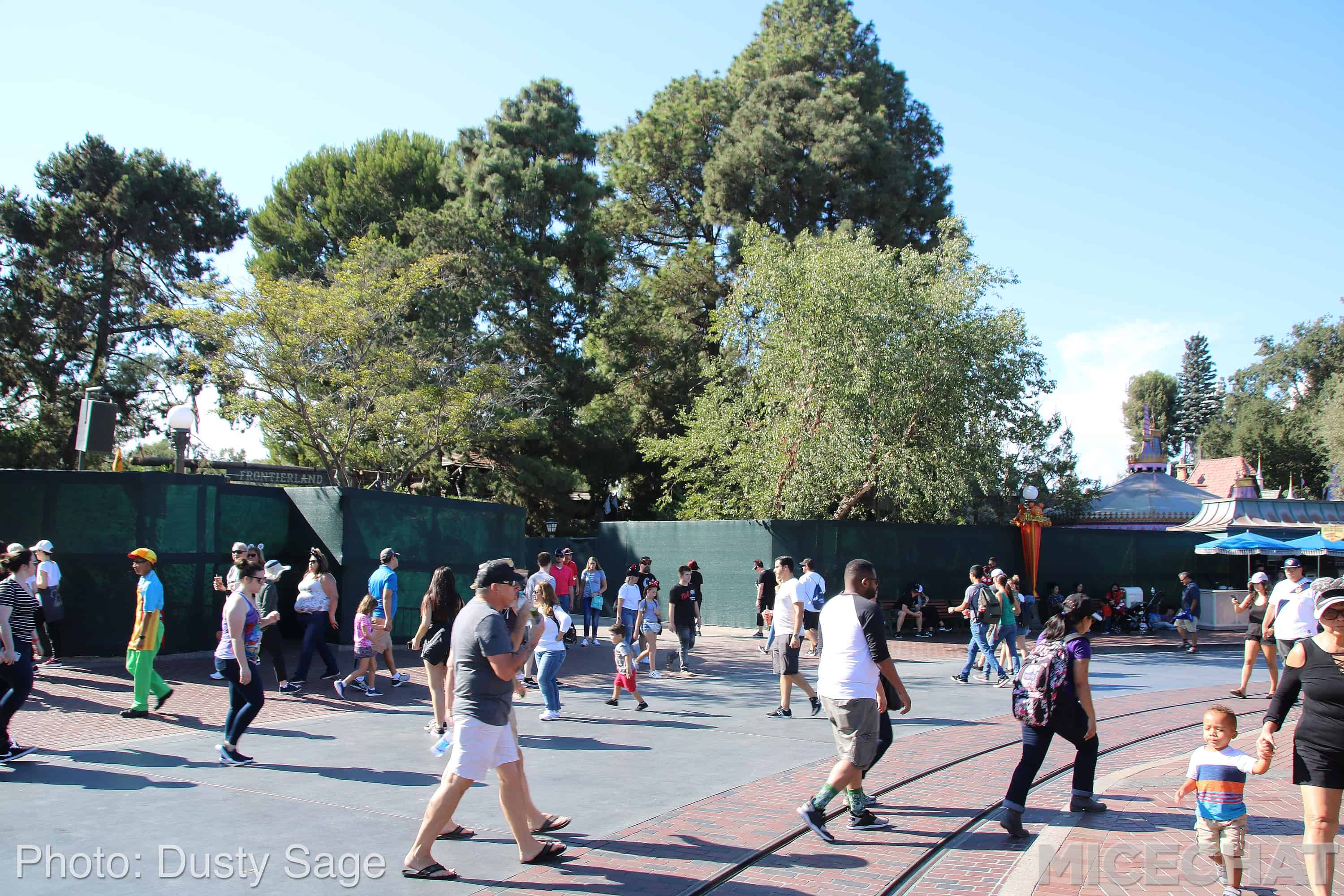 , Disneyland Photo Updates: Fall Into Construction Walls