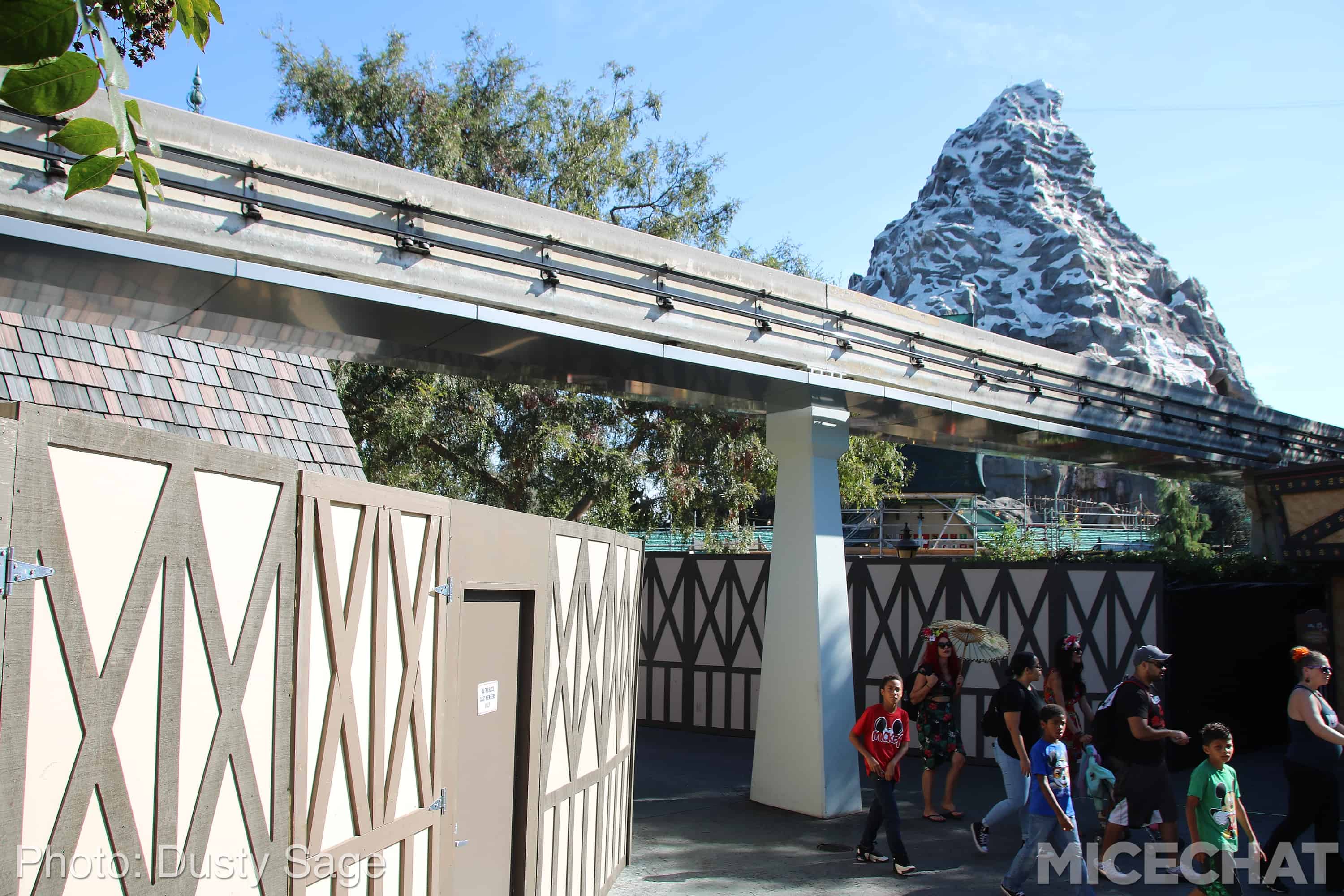 , Disneyland Photo Updates: Fall Into Construction Walls