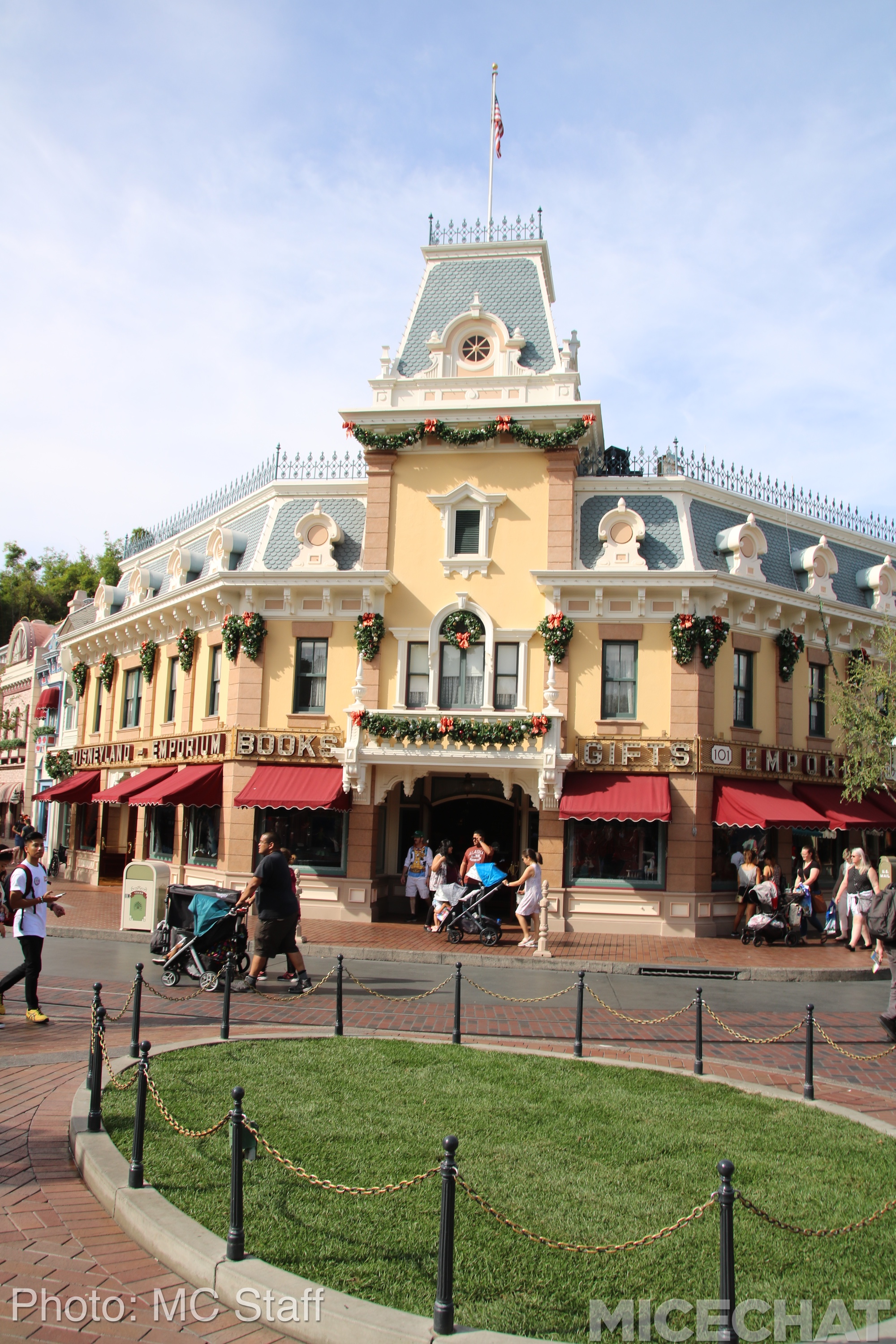 , Disneyland Resort Update: Christmas and Projects About to Unwrap