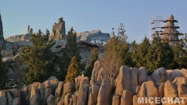 , Disneyland Photo Update: Mickey is Getting His Ears On