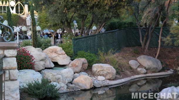 , Disneyland Photo Update: Mickey is Getting His Ears On