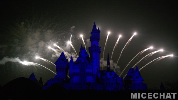 , Disneyland Photo Update: Mickey is Getting His Ears On