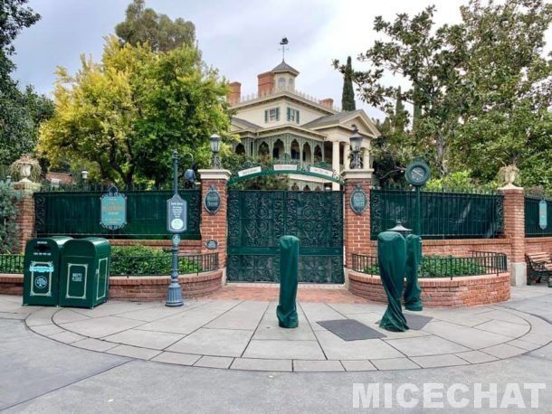 , Disneyland Photo Update: Mickey is Getting His Ears On