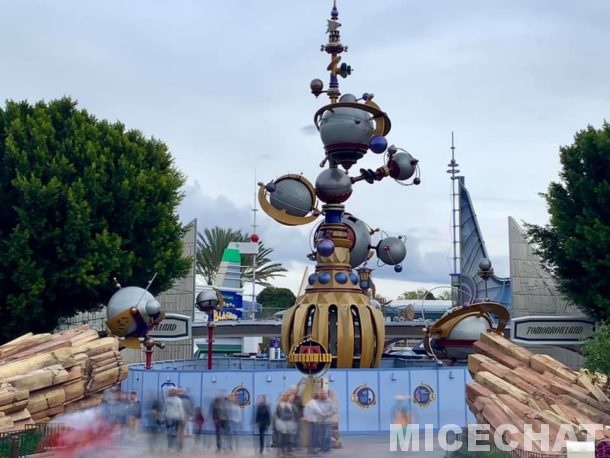 , Disneyland Photo Update: Mickey is Getting His Ears On