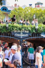New-Orleans-Square-Crowds-Pirates-Virtual-Queue