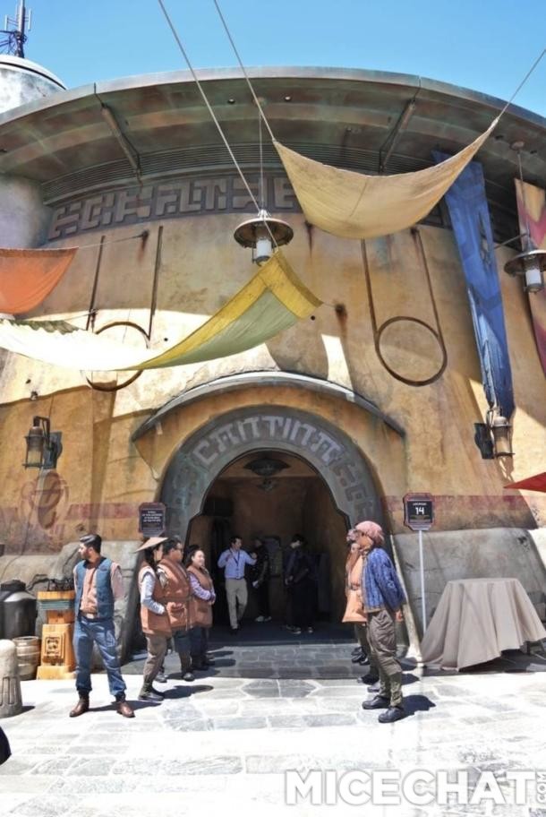 Oga's Cantina, Oga&#8217;s Cantina Delivers the &#8220;Star Wars&#8221; to Galaxy&#8217;s Edge