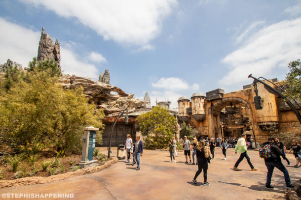 , Postcards from Batuu – A Scenic Daytime Look Around Galaxy’s Edge