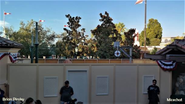 , Disneyland Update: Pumpkins, Crowds & Bees Buzz Into Disneyland