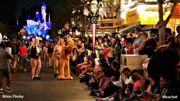 , Disneyland Update: Pumpkins, Crowds &#038; Bees Buzz Into Disneyland