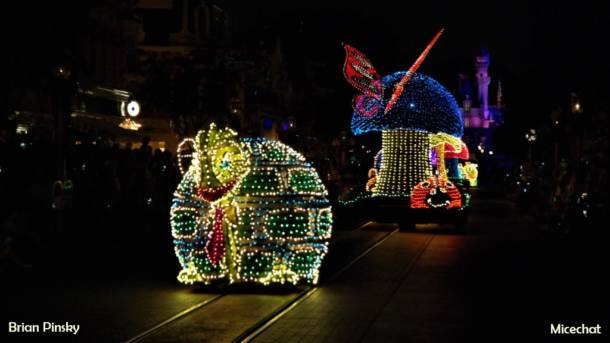 , Disneyland Update: Pumpkins, Crowds & Bees Buzz Into Disneyland