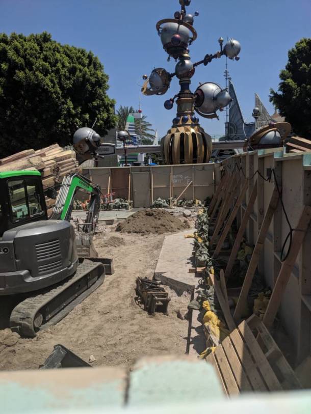 , Disneyland Update: Pumpkins, Crowds &#038; Bees Buzz Into Disneyland