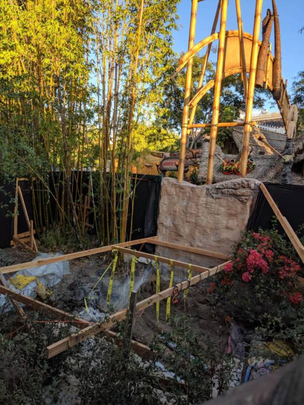 , Disneyland Update: Pumpkins, Crowds & Bees Buzz Into Disneyland