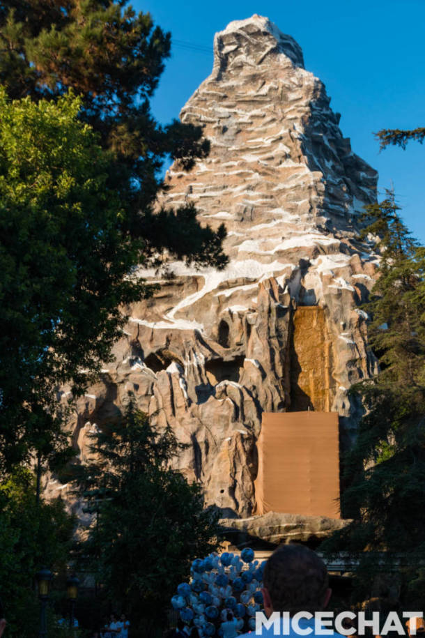 , Disneyland Update: Pumpkins, Crowds & Bees Buzz Into Disneyland