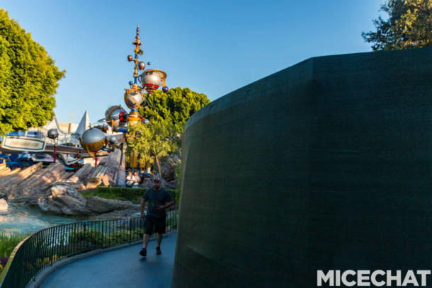 , Disneyland Update: Pumpkins, Crowds & Bees Buzz Into Disneyland