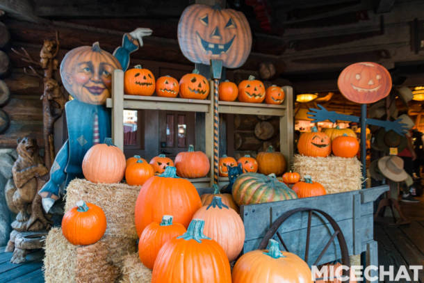 , Disneyland Update: Pumpkins, Crowds & Bees Buzz Into Disneyland