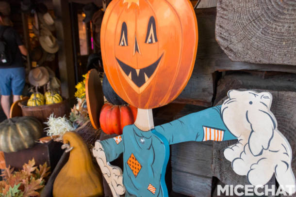 , Disneyland Update: Pumpkins, Crowds &#038; Bees Buzz Into Disneyland