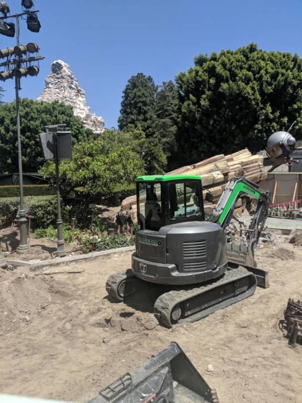 , Disneyland Update: Pumpkins, Crowds &#038; Bees Buzz Into Disneyland