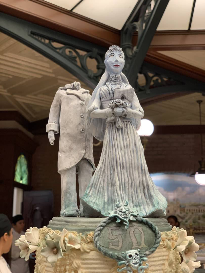 , Happy Haunts at Home: How to Make a Real &#038; Fake Haunted Mansion Wedding Cake!