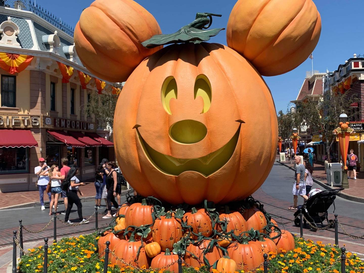 , Disneyland Update – Halloween Screams Into Disneyland