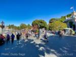 Disneyland-News-crowds-NOS-1