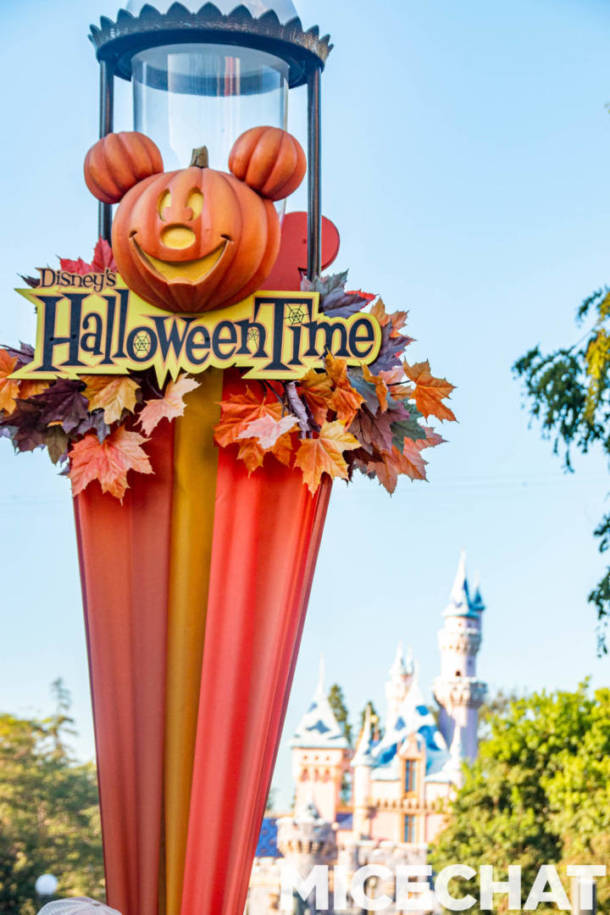 , Disneyland Update &#8211; Charging More &#038; Turning On The Holidays