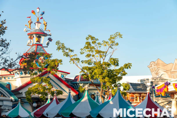 , Disneyland Update &#8211; Charging More &#038; Turning On The Holidays