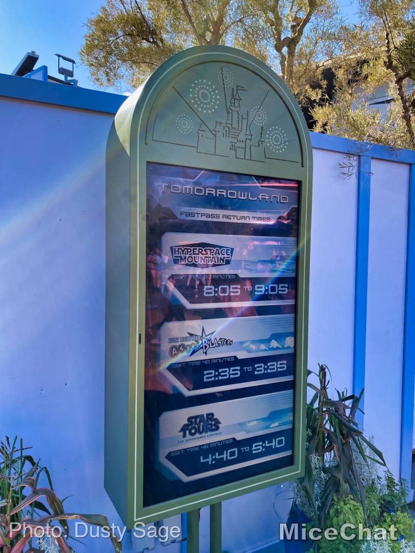 , Disneyland Update: Treehouse Troubles, Christmas Crush & Cast Member Cheap-out