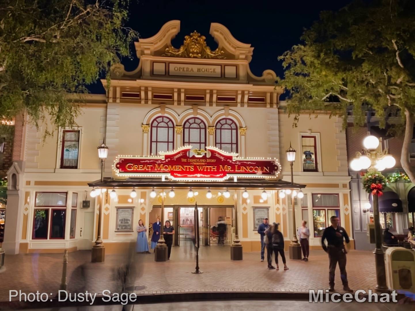 , Disneyland Update: Treehouse Troubles, Christmas Crush & Cast Member Cheap-out