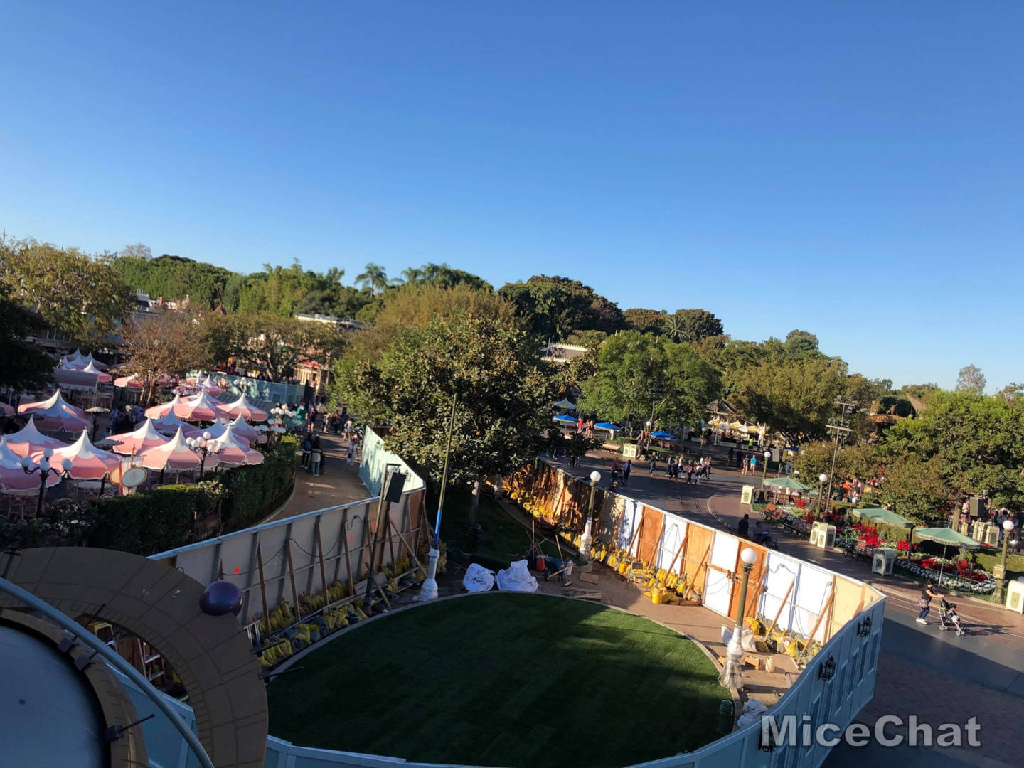 , Disneyland Update: Treehouse Troubles,  Christmas Crush & Cast Member Cheap-out