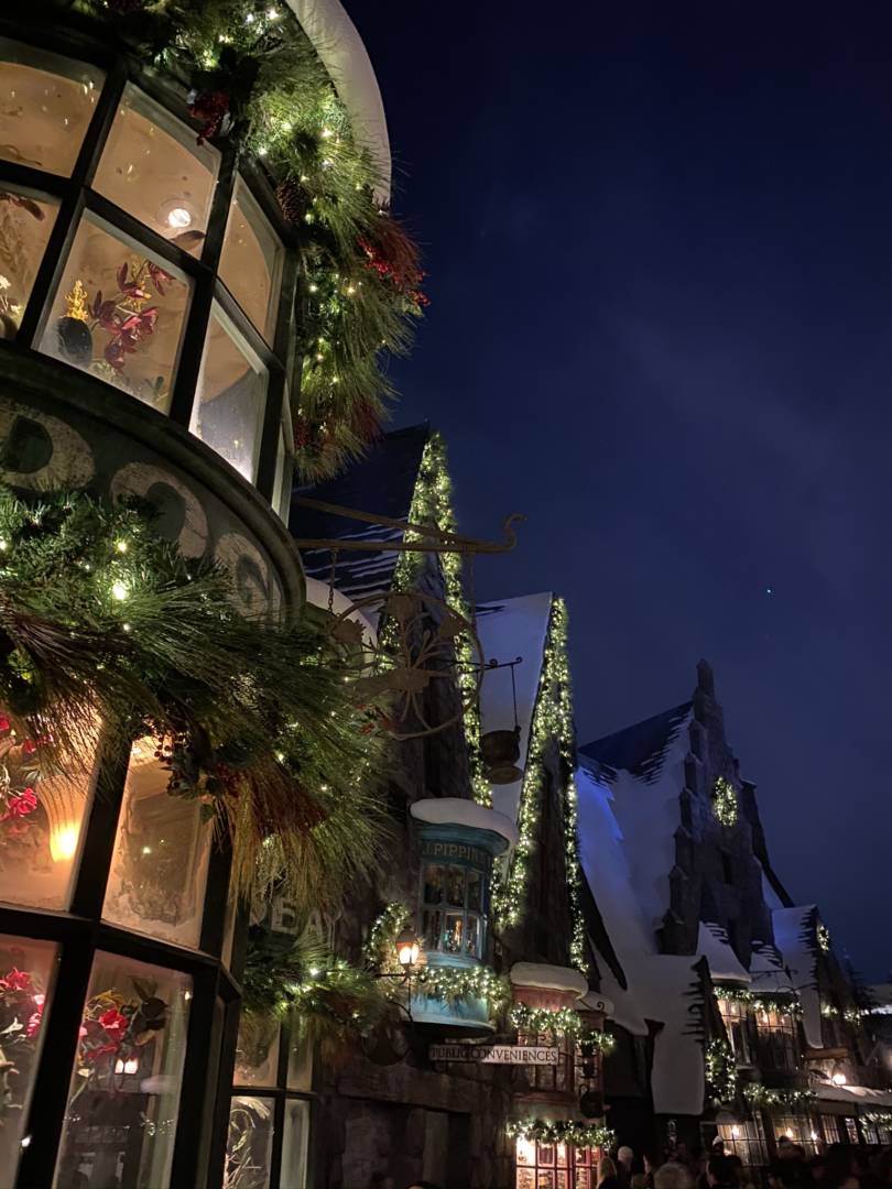 Universal Studios Christmas Extravaganza, Universal Studios Hollywood Cast a Magical Christmas Spell