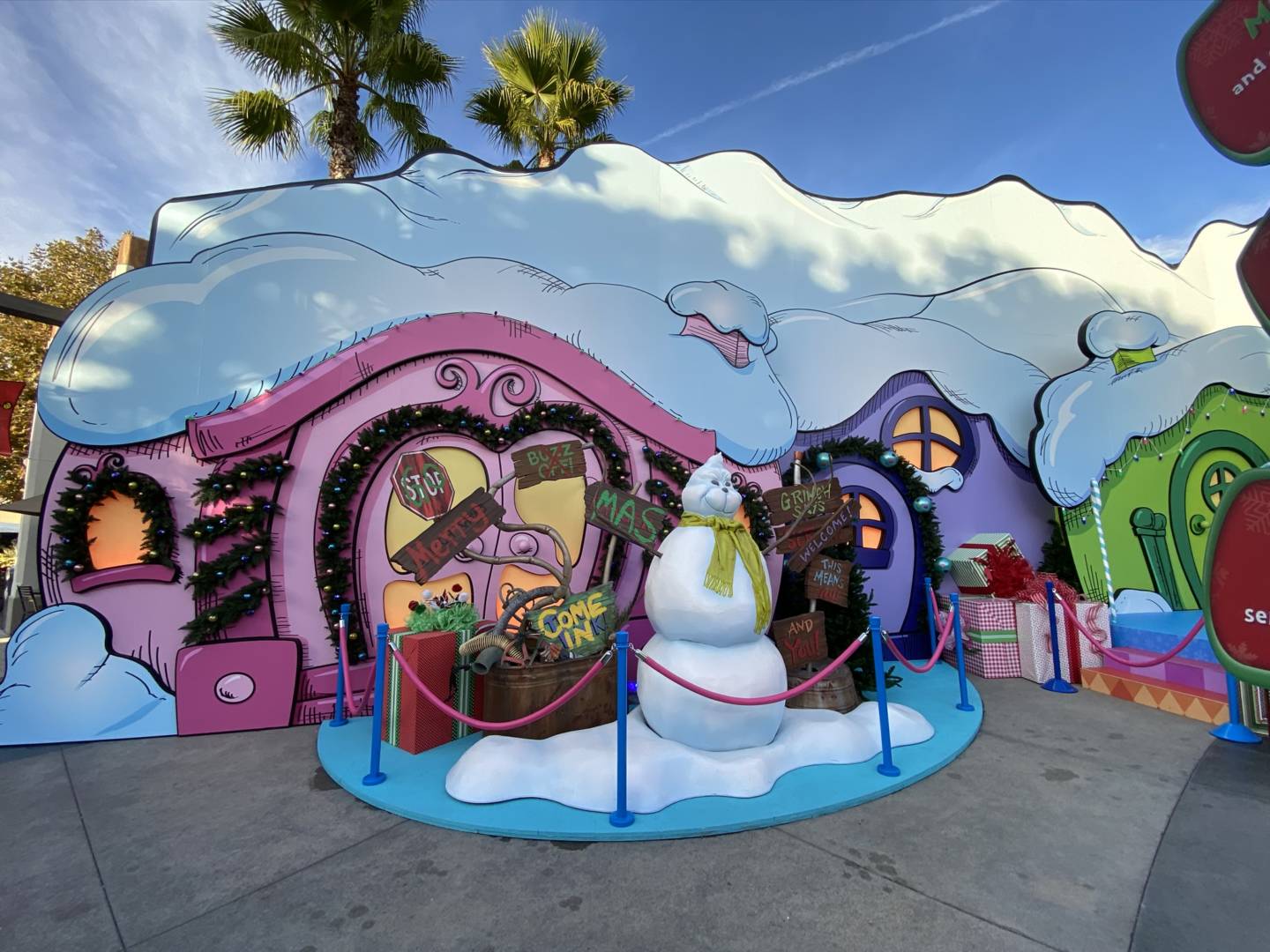 Universal Studios Christmas Extravaganza, Universal Studios Hollywood Cast a Magical Christmas Spell