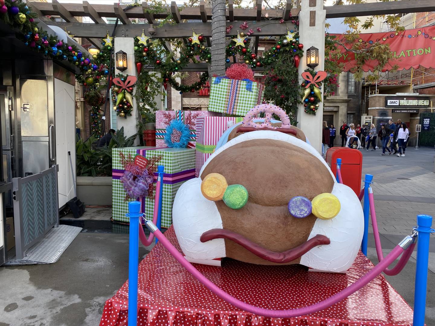 Universal Studios Christmas Extravaganza, Universal Studios Hollywood Cast a Magical Christmas Spell