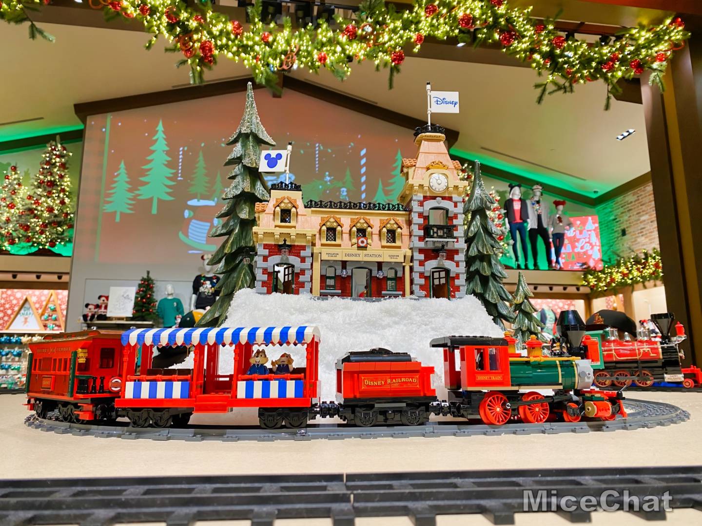 , Disneyland Update – Candlelight, Candy Canes & Resistance Rising!