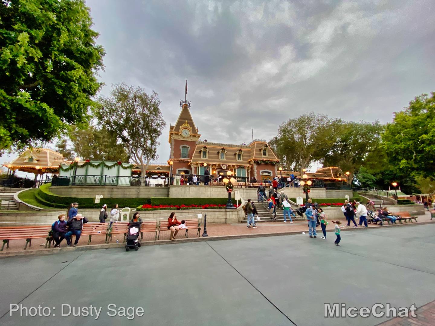 , Disneyland Update – Candlelight, Candy Canes & Resistance Rising!