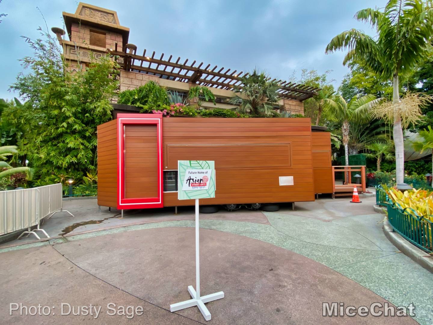 , Disneyland Update – Candlelight, Candy Canes & Resistance Rising!