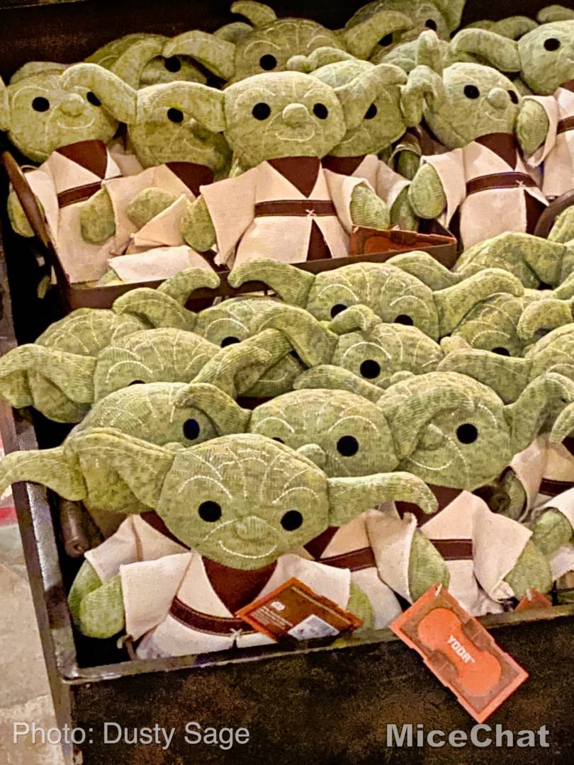 , Disneyland Update – Candlelight, Candy Canes & Resistance Rising!