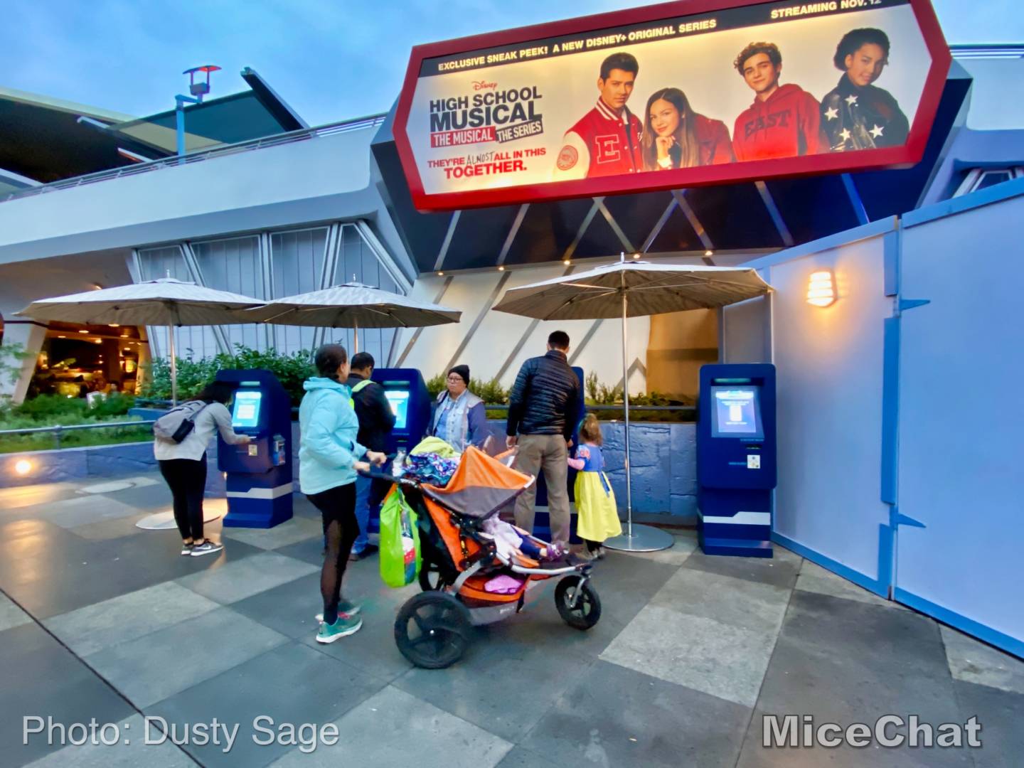 , Disneyland Update – Candlelight, Candy Canes & Resistance Rising!