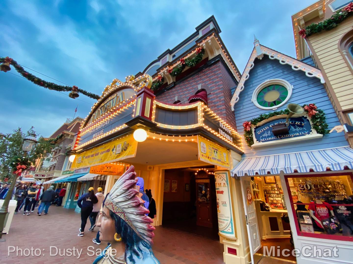 , Disneyland Update – Candlelight, Candy Canes & Resistance Rising!