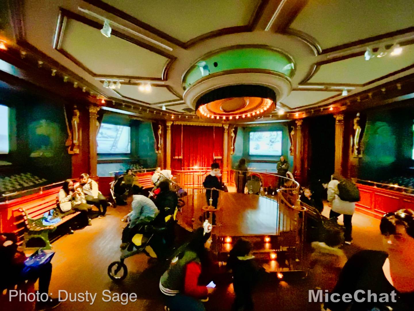 , Disneyland Update – Candlelight, Candy Canes & Resistance Rising!