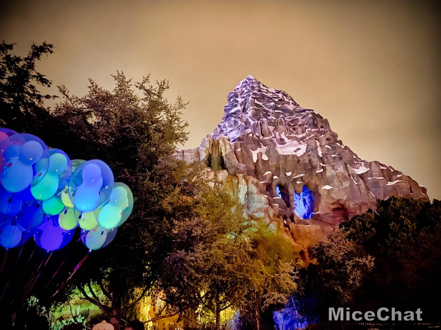 , Disneyland Update – Candlelight, Candy Canes & Resistance Rising!