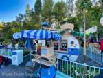 Disneyland-News-crowds-toontown-drink-cart