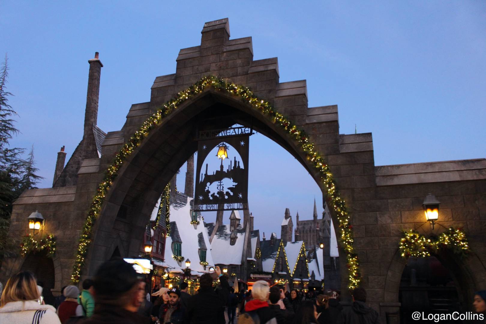 Universal Studios Christmas Extravaganza, Universal Studios Hollywood Cast a Magical Christmas Spell