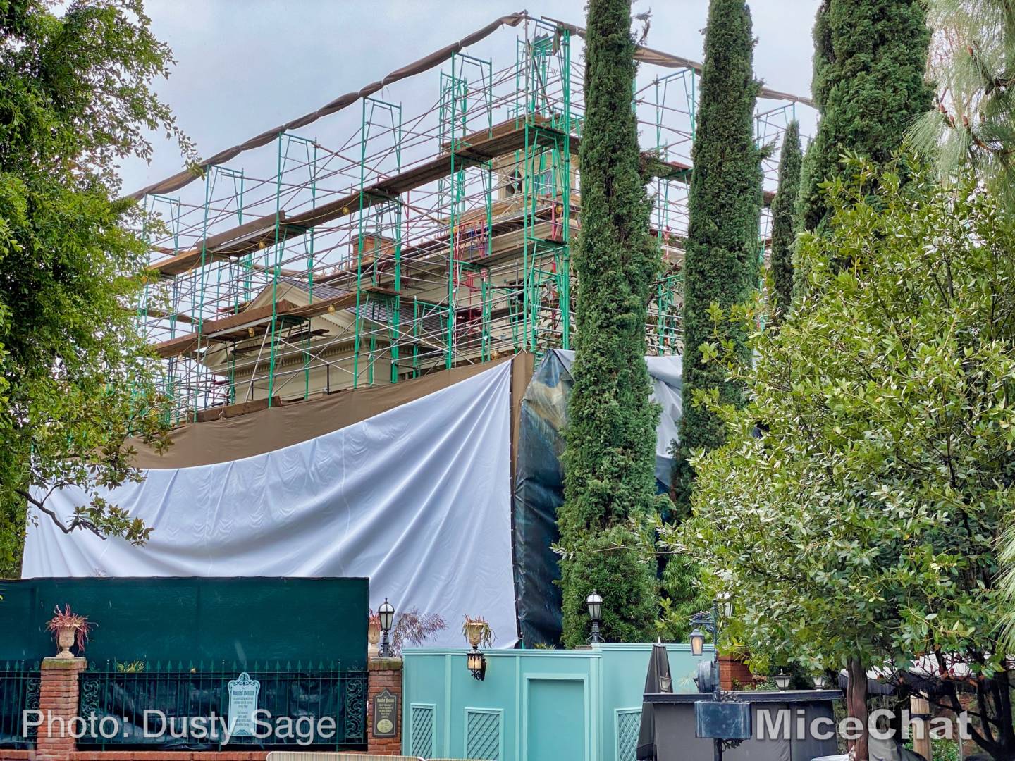 Disneyland, Disneyland Update: Sparks Fly as Holiday Hearts Arrive