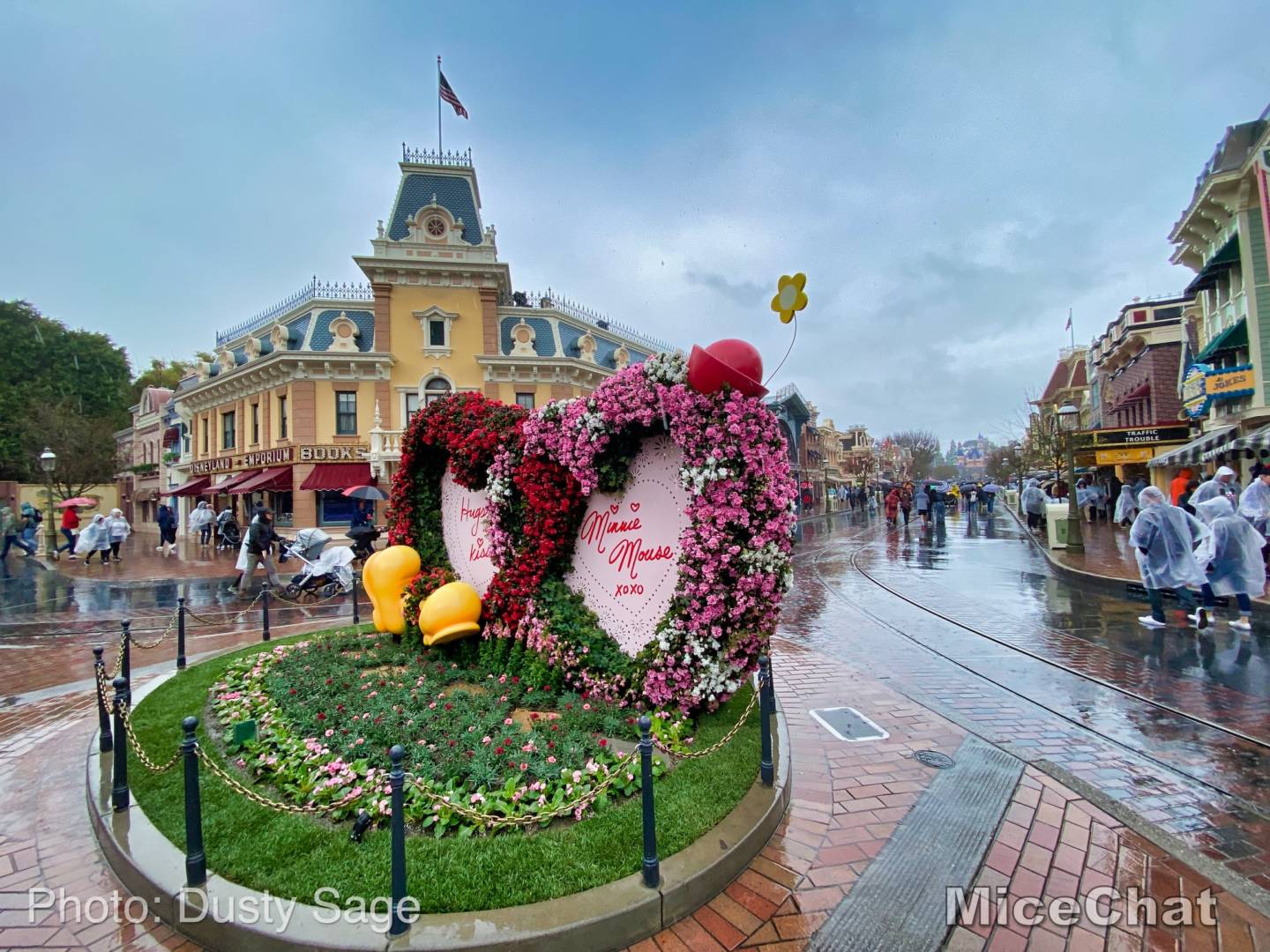 Disneyland, Disneyland Update: Sparks Fly as Holiday Hearts Arrive