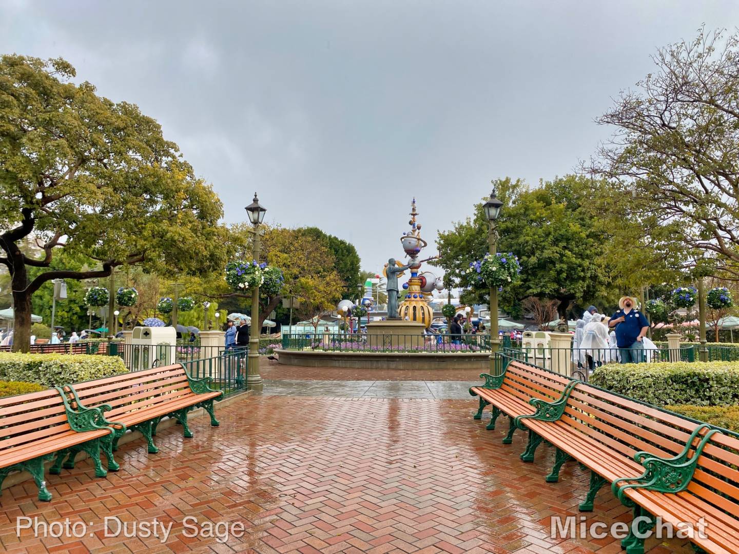 Disneyland, Disneyland Update: Sparks Fly as Holiday Hearts Arrive