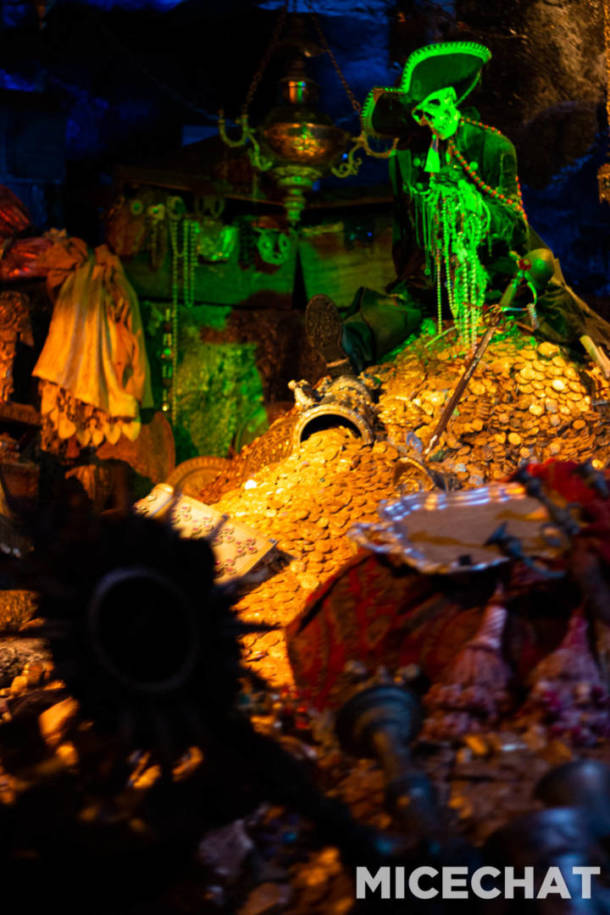 Disneyland, Disneyland Update: Sparks Fly as Holiday Hearts Arrive