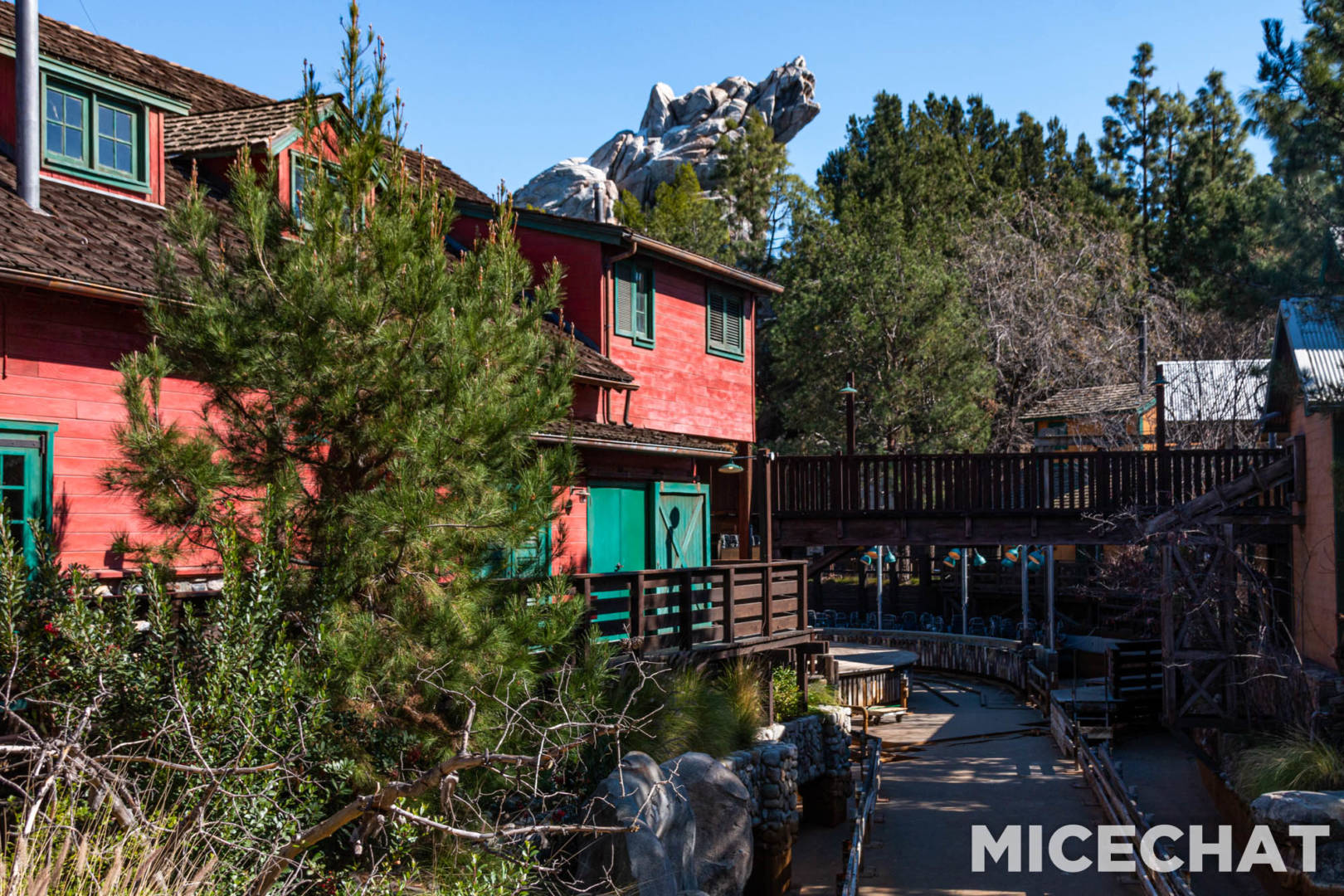 Disneyland, Disneyland Update: Sparks Fly as Holiday Hearts Arrive