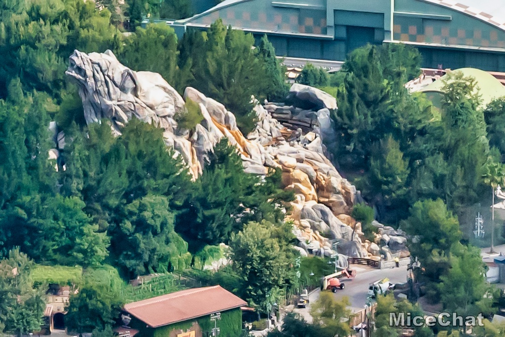 , Disneyland Update &#8211; It&#8217;s Beginning to Look a Lot Like Progress