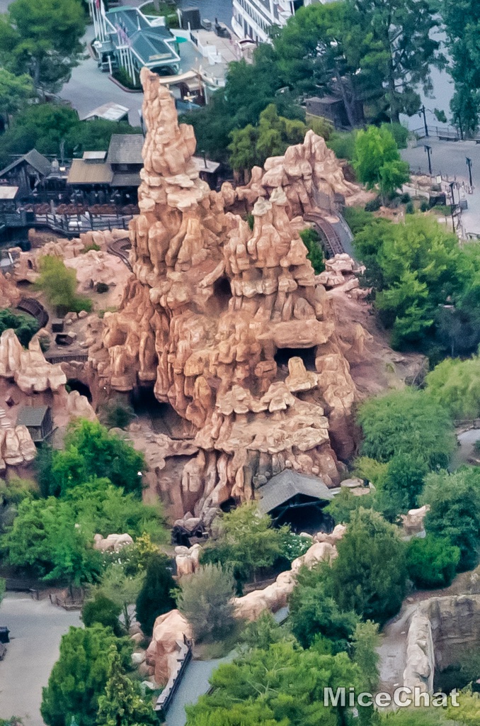 , Disneyland Update – It’s Beginning to Look a Lot Like Progress